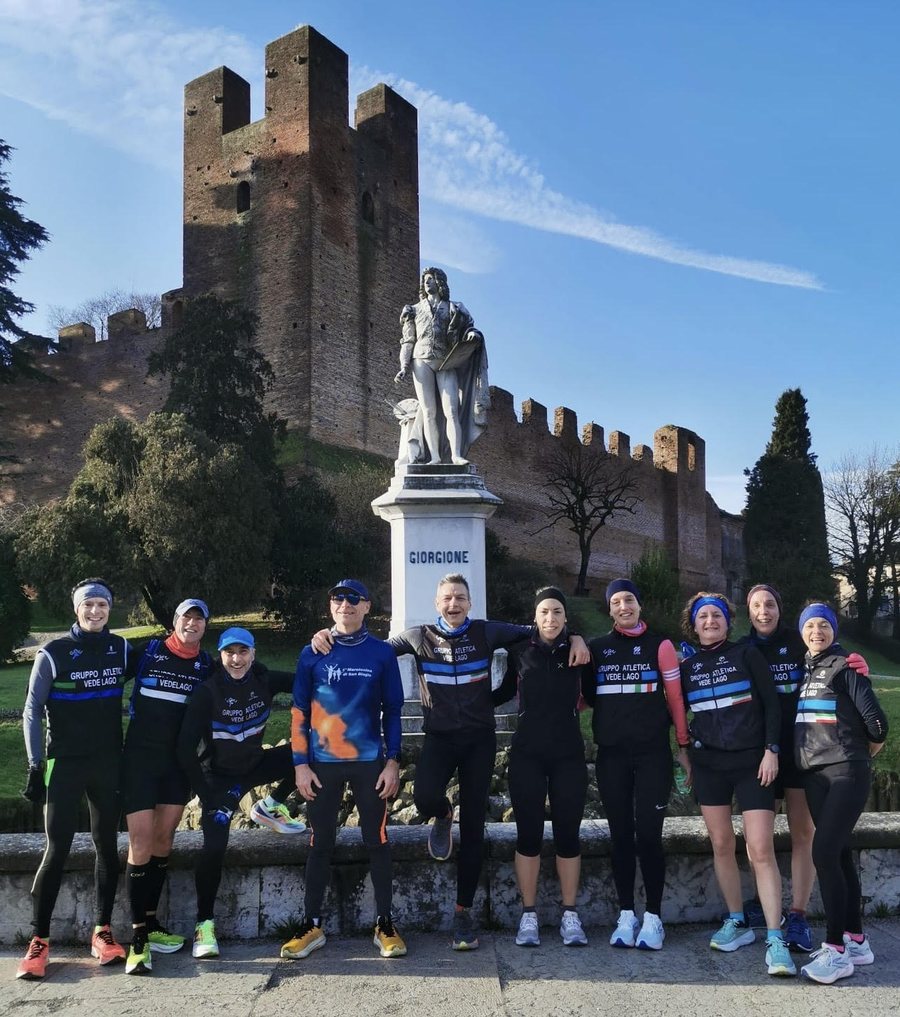 Gli amatori del gruppo davanti alle mura di Castelfranco Veneto