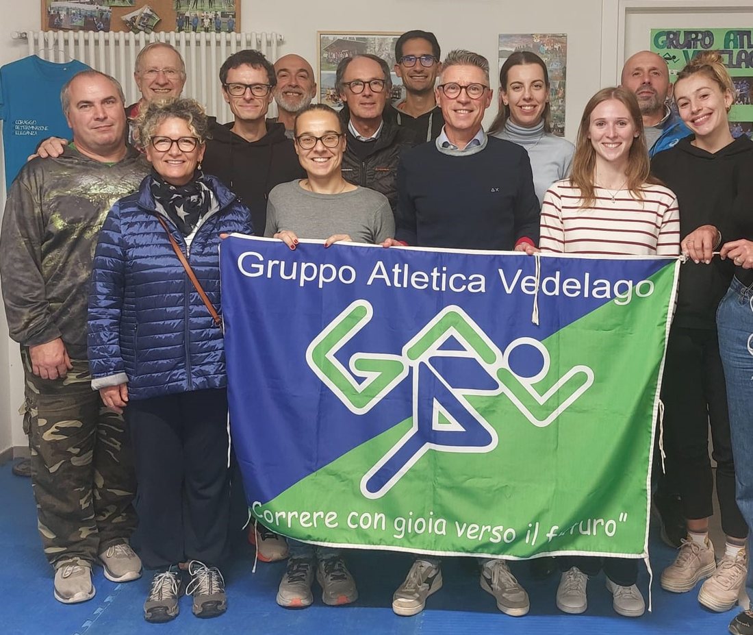 Il Consiglio Direttivo del Gruppo Atletica Vedelago con la bandiera sociale